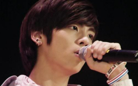 SHINee Performs Without Jonghyun Because of His High Fever