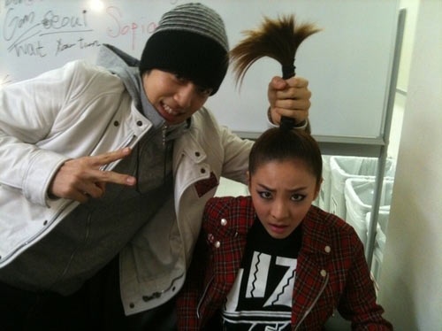 SE7EN Shakes Sandara Park’s Palm Tree Hair