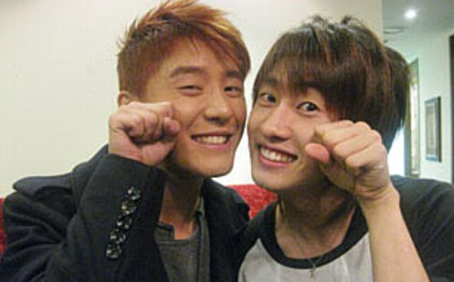 JYJ’s Junsu and Super Junior’s Eunhyuk Still Keeping in Touch