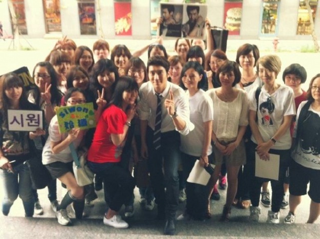 Choi Siwon Poses With Fans In Taiwan