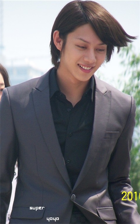 Heechul Goes Out for Dinner with Unknown Man