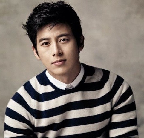 Netizens Surprised by Go Soo’s Plain Wedding Invitations