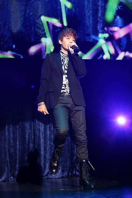 Se7en Gets a Surprise Visit During Japanese Showcase