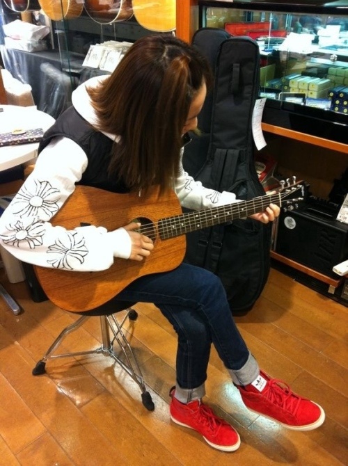 me2day: 2NE1’s Sandara Park Playing the Guitar