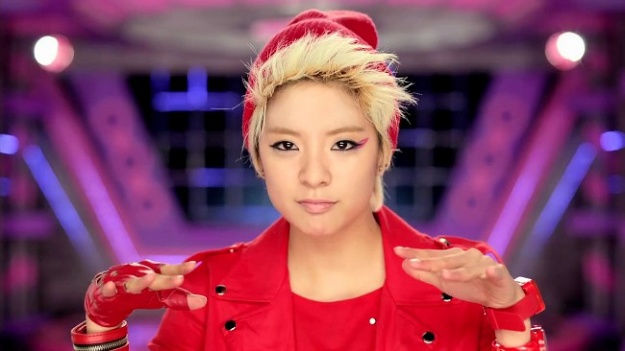 f(x) Amber’s Latest Selca Shows Mixture of SHINee’s Jonghyun and SuJu’s Donghae