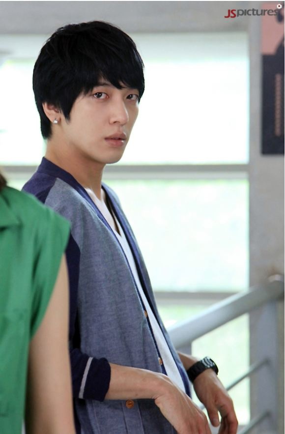 “Heartstrings” Teases with Jung Yong Hwa’s Longing Look