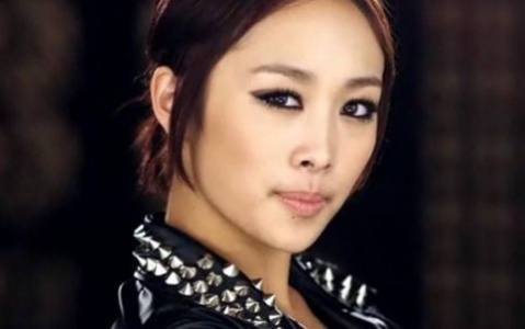 Wheelchair Bound Nicole Gets a Push from Kang Jiyoung