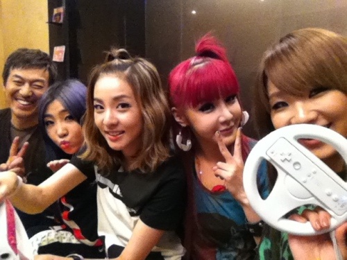 Kara’s Han Seung Yeon Looks Slimmer, 2NE1 Plays the Wii, and More Tweets!