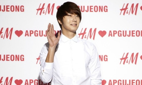 Jung Il Woo Snaps a Selca Feeling Dispirited about Canceled Classes