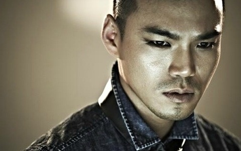 Lee Jung Can’t Really Hear in His Striking Selca Photo