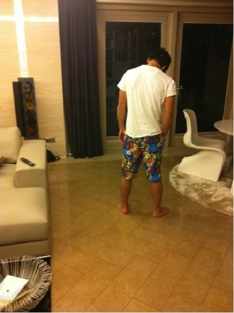 JYJ Jaejoong Reveals His Home, an Exquisite Harmony of Marble Floors and Pajamas