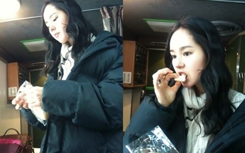 Han Ga In Looks Beautiful Even While Eating