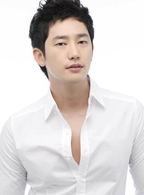 Park Shi Hoo Takes to the Catwalk in Japan