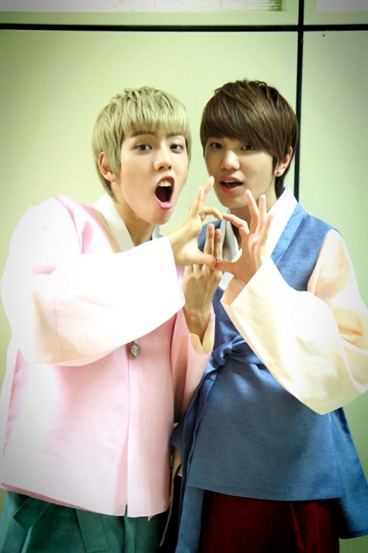 Infinite’s Sung Jong and Dong Woo Pose for a Cute Chuseok Picture Together