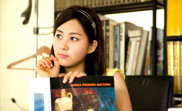 What Does Girls’ Generation’s Seohyun Do While Getting Her Hair Done?