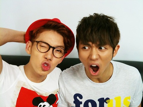 2AM Jo Kwon Wishes Seulong Happy Birthday with Three Embarrassing Photos of the Birthday Boy