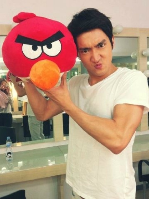Super Junior’s Choi Siwon Imitates an Angry Bird!