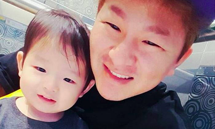 Huh Gak se convierte en un orgulloso padre de dos hijos
