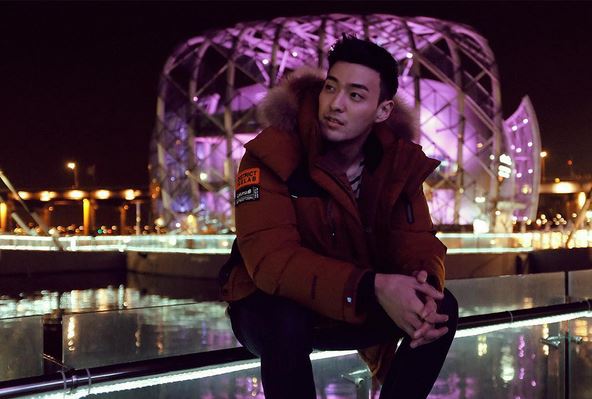 James de Royal Pirates muestra una foto de su mano durante su recuperación