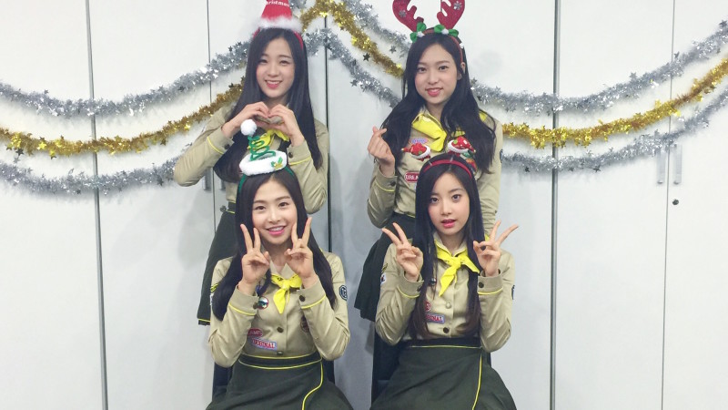 Exclusiva: April realiza el juego de K-Pop “Heads Up” y les desea una feliz navidad