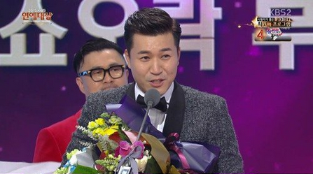 Kim Jong Min gana el premio al entretenimiento por primera vez en 9 años