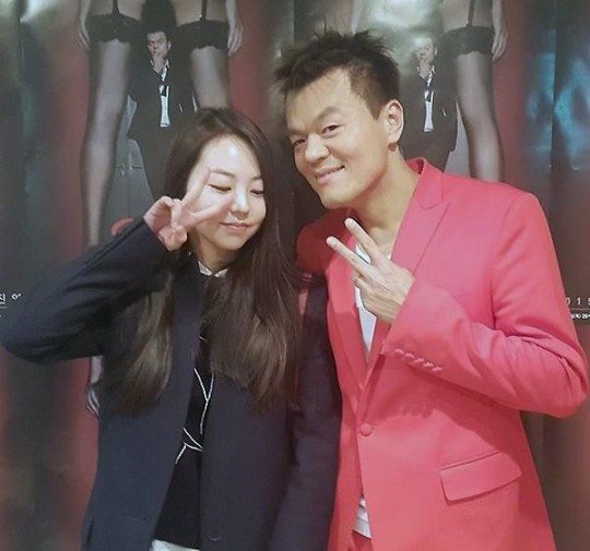 Ahn Sohee posa detrás del escenario en el concierto de Park Jin Young