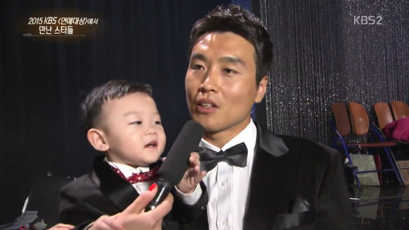 Daebak mueve el micrófono durante una entrevista a Lee Dong Gook