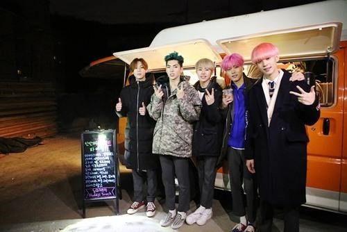 Im Siwan muestra su apoyo al grupo rookie IMFACT