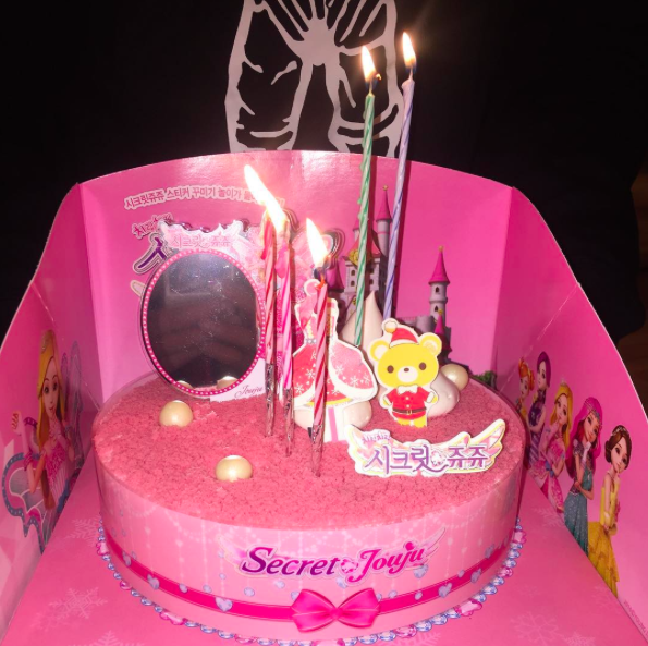 WINNER le regala a su líder Kang Seung Yoon una tarta de cumpleaños de princesa