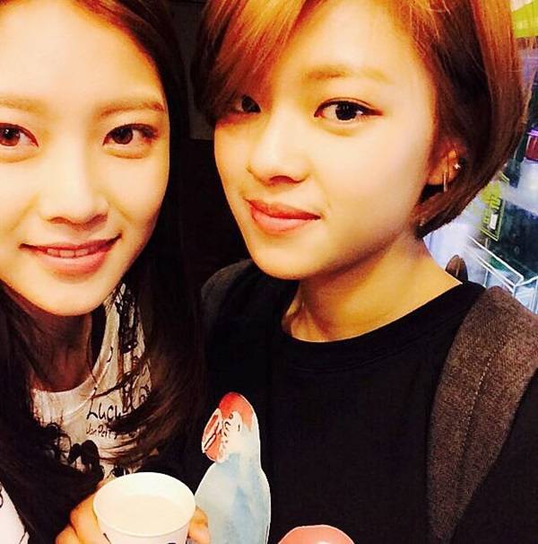Gong Seung Yeon revela una foto de instituto de su hermana pequeña, Jeongyeon de TWICE