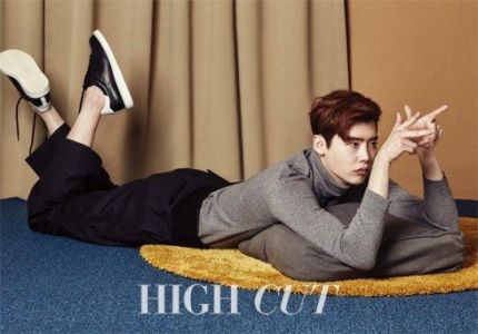 Lee Jong Suk para “High Cut” + Menciona a “Reply 1988” y sus preocupaciones en la actuación