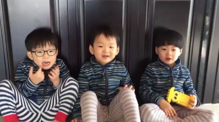 Los trillizos Song le envían un vídeo mensaje a los hijos de Lee Dong Gook