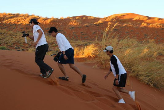 Elenco de “Reply 1988” es visto caminando en el desierto de Namibia para “Youth Over Flowers”