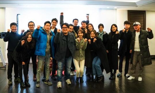 Jo In Sung y Jung Woo Sung visten de negro en la primera lectura de la película “The King”