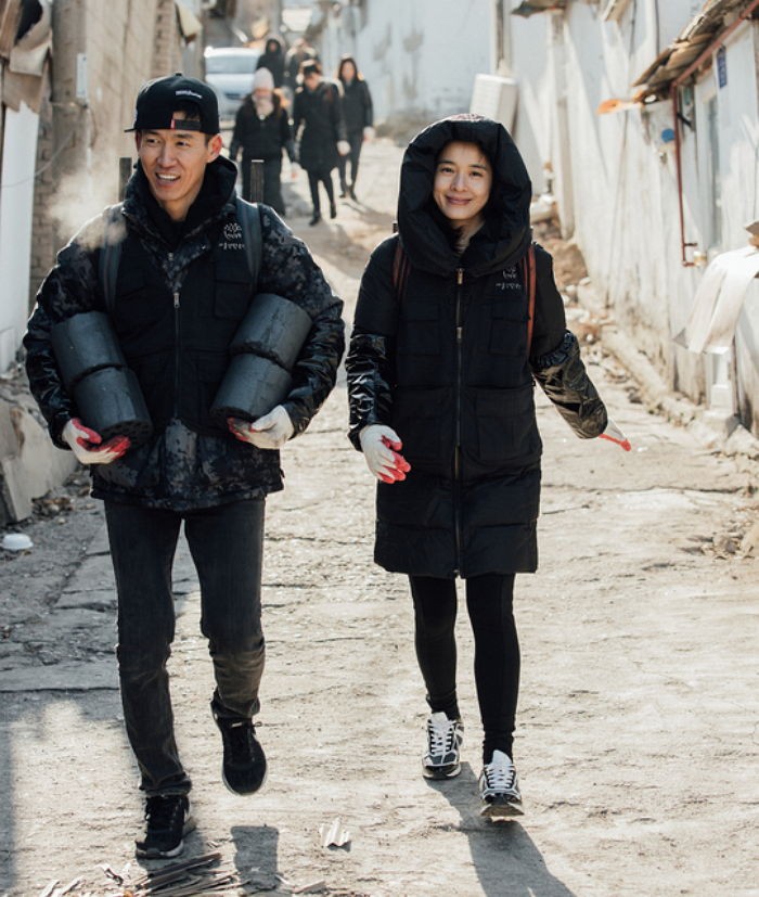 Sean y Jung Hye Young donan 500,000 briquetas de carbón