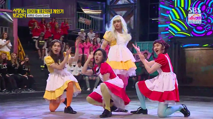 BTOB se transforma en Red Velvet en una divertida presentación de “Dumb Dumb”