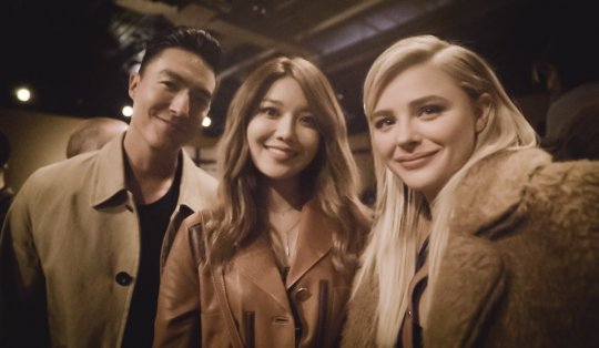 Daniel Henney, Sooyoung de Girls’ Generation y Chloe Moretz se encuentra en un desfile de moda en Nueva York