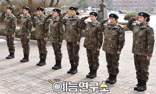 Hyosung de Secret, Dahyun de TWICE y más se ponen uniforme para “Real Men: Female Soldier Edition”