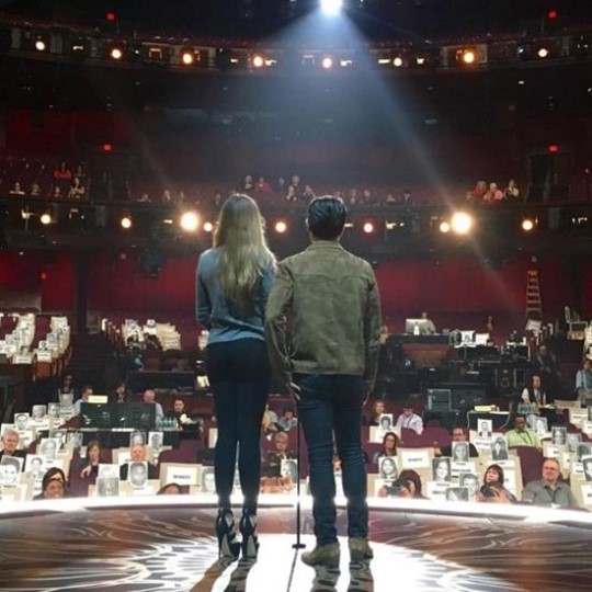 Lee Byung Hun fotografiado ensayando para los Oscar junto a Sofía Vergara