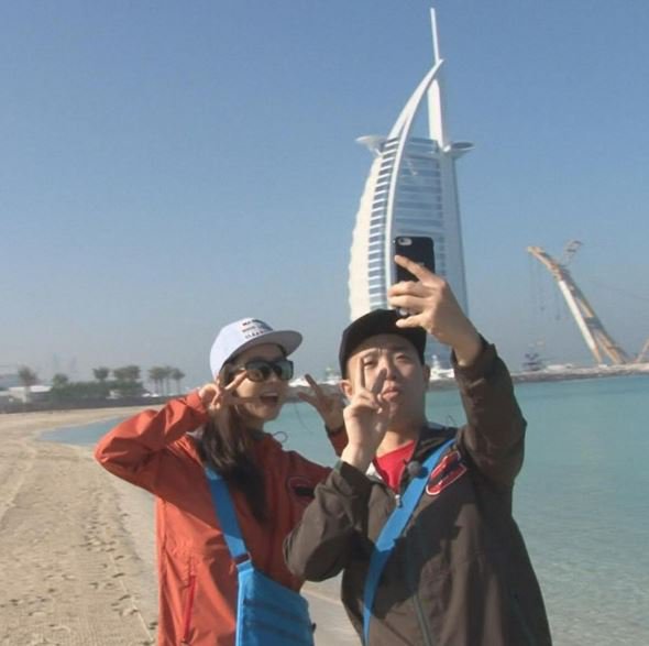 “Running Man” avanza romance y aventura con nuevas fotos y vídeos de Dubai
