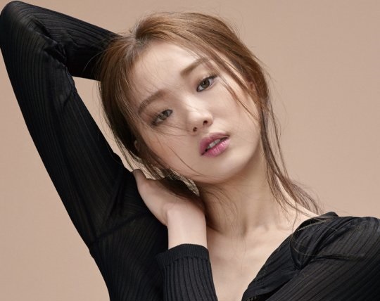 Lee Sung Kyung muestra su sofisticación y carisma para Marie Claire