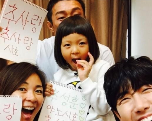Kwanghee le enseña a Choo Sarang cómo escribir coreano en “The Return of Superman”