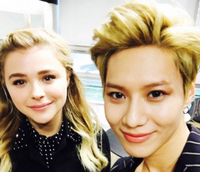 Chloe Moretz conoce a Taemin, MAMAMOO y más