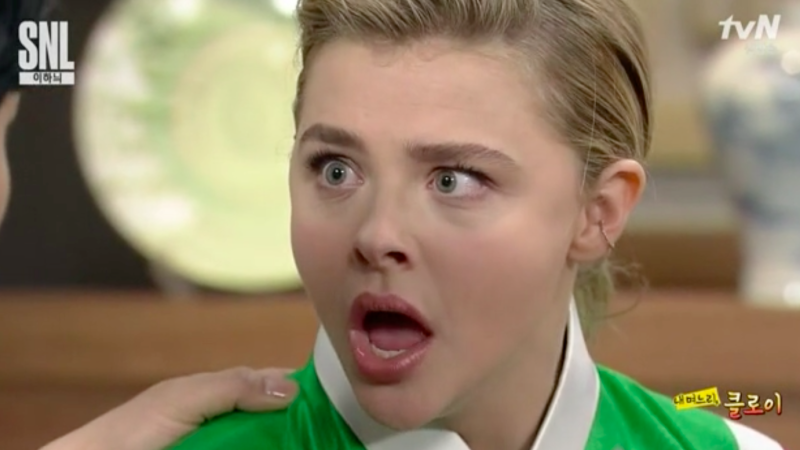 Chloe Moretz abofetea a Yoo Se Yoon con kimchi en sketch en vivo de “SNL Korea”