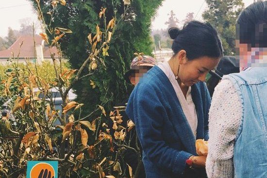 Hyori vista vendiendo artículos hechos a mano en un mercado de pulgas