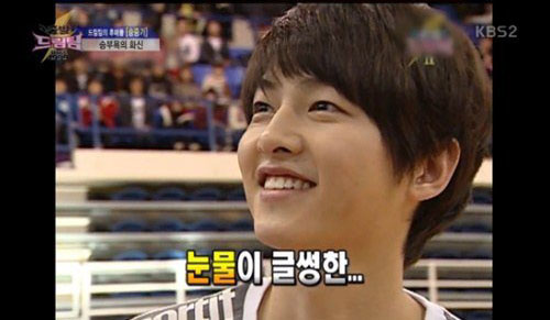 Se revela un viejo vídeo de Song Joong Ki y su hermana en “Dream Team”