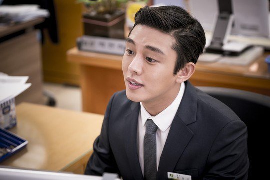 Yoo Ah In no puede evitar sonreír en fotos detrás de cámaras de “Descendants of the Sun”