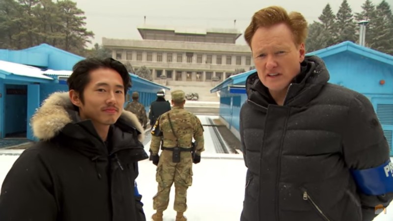 Conan O’Brien es el anfitrión de “North Korea’s First Late Night Talk Show” con Steven Yeun
