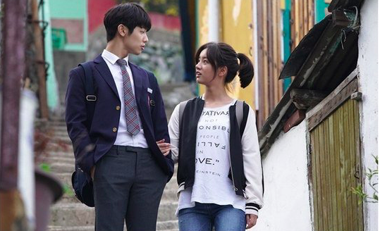 Kang Min Hyuk y Hyeri muestran una adorable química como hermanos para “Entertainer”