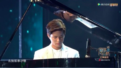 Park Bo Gum toca el piano para la actuación de “Reply 1988” en una ceremonia de premios china